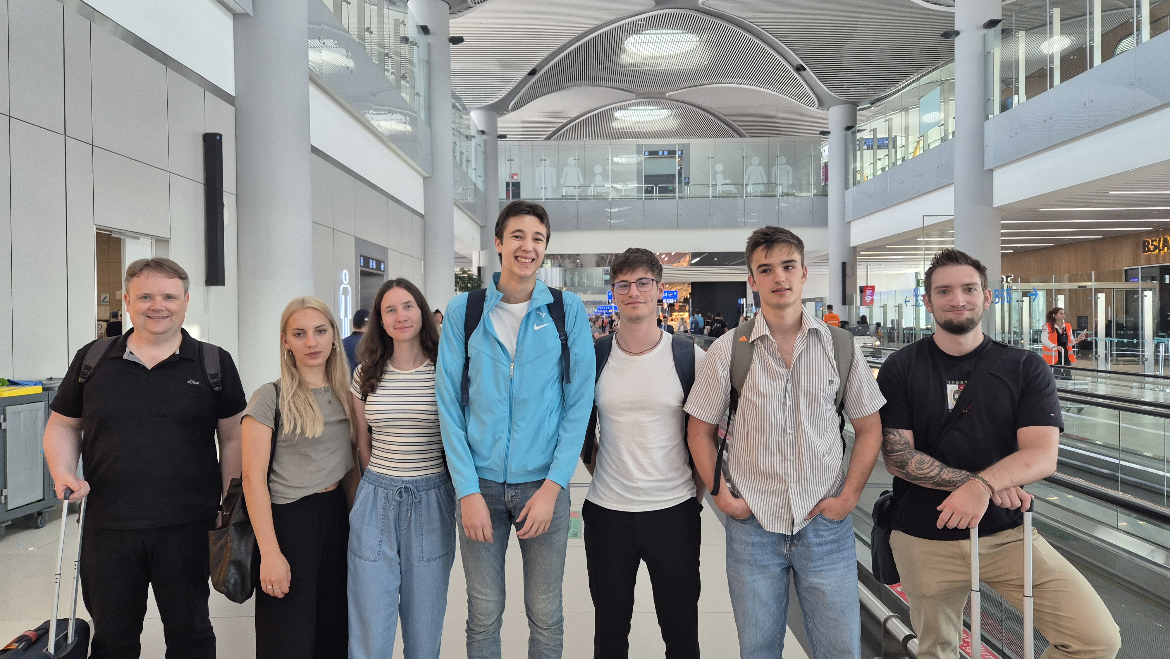 Slovenska ekipa z vodjema: levo Aleš Toman, desno Jan Porenta